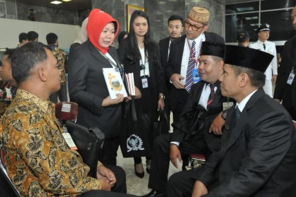 Kepala Biro Humas Setjen MPR RI Siti Fauziah bersama Tim Humas tampak kewalahan melayani permintaan pengunjung mulai dari informasi, buku-buku sampai suvenir.  