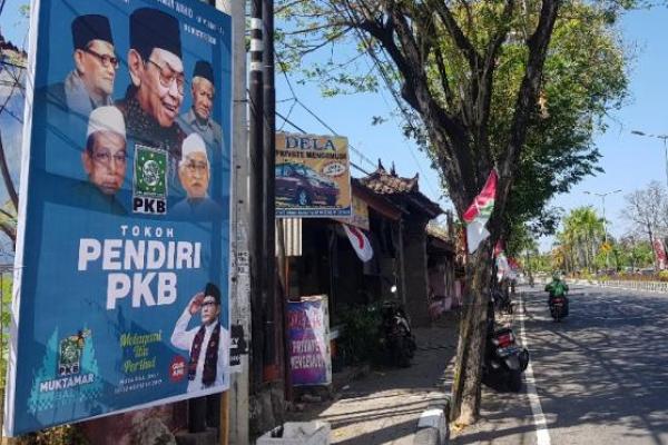 Baliho dengan foto Ketua Umum PKB Muhaimjn Iskandar, dan slogan Melayani Ibu Pertiwi terpasang di hampir setiap 100 meter jalan. 
