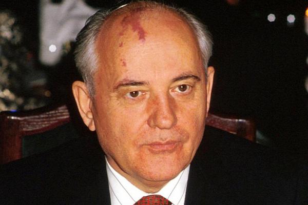 Pada 19 Agustus 1991, sebuah kudeta yang dirancang oleh Komunis garis keras menyingkirkan Mikhail Gorbachev sebagai presiden Uni Soviet.
