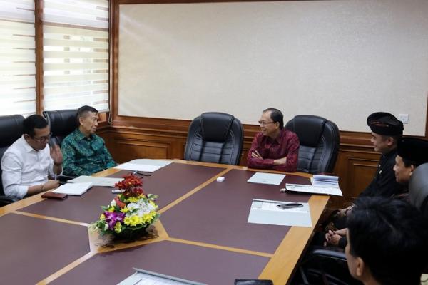 Gubernur Bali Wayan Koster mengajak senator asal Bali untuk bersama-sama Pemerintah Provinsi (Pemprov) Bali mendukung pembangunan lima tahun ke depan guna mewujudkan masyarakat Bali yang sejahtera.