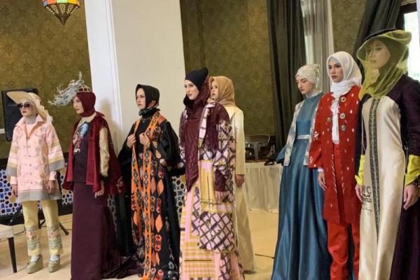Indonesia Modest Fashion Designer kembali mengukir identitas fashion modest Indonesia di panggung internasional.