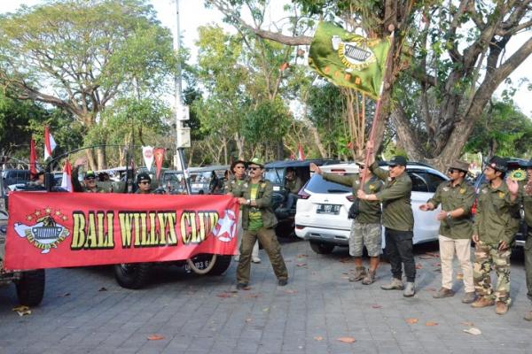 Wakil Gubernur Bali Tjokorda Oka Artha Ardhana Sukawati (Cok Ace), melepas touring mobil “Willys Club” yang akan melakukan perjalanan keliling Bali selama dua hari.