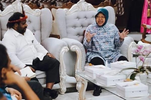 Papua dan Papua Barat bergejolak. Staf Khusus Presiden RI untuk Papua Lenis Kogoya menemui Walikota Surabaya Tri Rismaharini. 