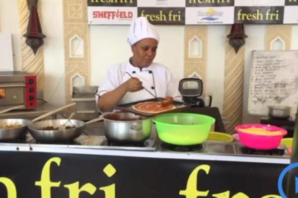 Chef Maliha Mohammad, 36, selesai memasak hari Minggu di Kenya Bay Beach Resort di Mombasa, menandai 75 jam memasak tanpa henti.
