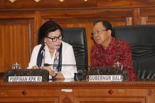 Pemprov Bali dan pemerintah kabupaten/kota se-Bali melakukan penandatanganan nota kesepahaman dengan Kejaksaan, Direktorat Jenderal Kekayaan Negara dan Bank BPD Bali terkait optimalisasi pendapatan daerah dan barang milik daerah yang disaksikan Pimpinan KPK.