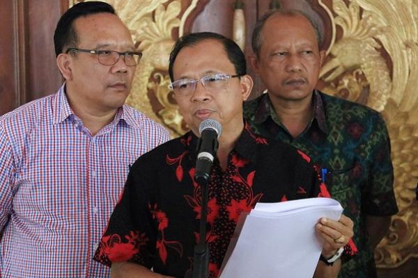 Gubernur Bali Wayan Koster meminta PT Pelabuhan Indonesia (Pelindo) III untuk segera menghentikan reklamasi di areal seluas 85 hektar di sekeliling Pelabuhan Benoa.