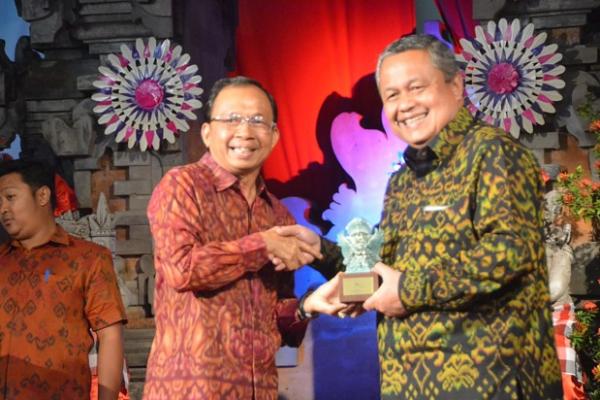 Gubernur Bali Wayan Koster kembali menegaskan komitmennya memajukan aneka produk lokal Bali, khususnya untuk mendukung industri pariwisata.