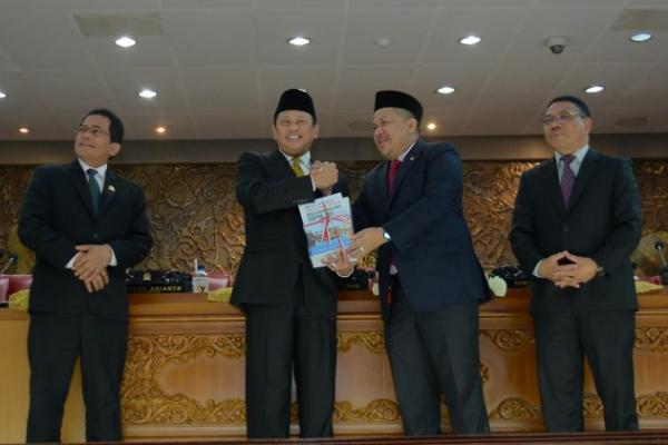 Rapat Paripurna DPR RI yang dipimpin Ketua DPR RI Bambang Soesatyo menyetujui laporan yang disampaikan Ketua Tim Implementasi Reformasi DPR RI Fahri Hamzah.