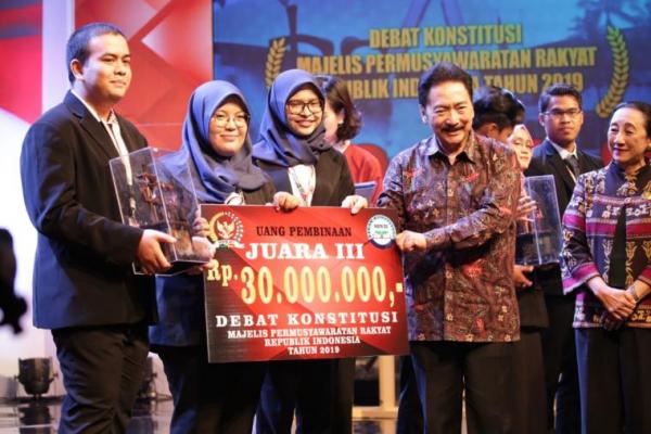 Universitas Syiah Kuala Banda Aceh raih Juara 3 Lomba Debat Konstitusi setelah sebelumnya berhasil mengungguli Universitas Mulawarman Kalimantan Timur