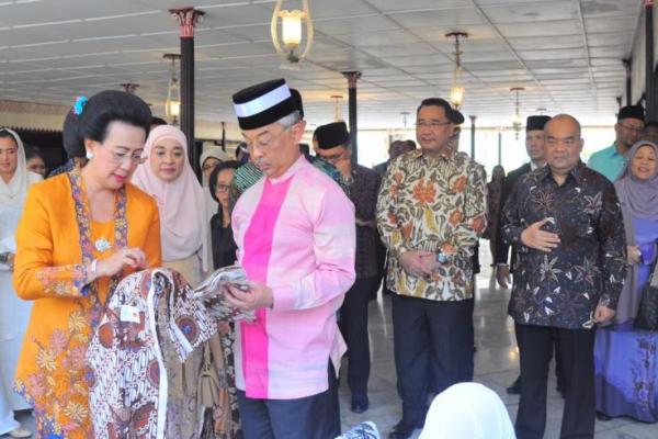 Sebelumnya Raja Malaysia disambut Presiden Joko Widodo di Istana Kepresidenan Bogor, Jawa Barat.