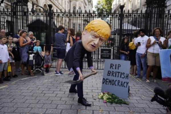 Ratusan orang berkumpul di luar Westminster untuk memprotes langkah Brexit dan Johnson. Para demonstran berbaris dari Parlemen ke Downing Street