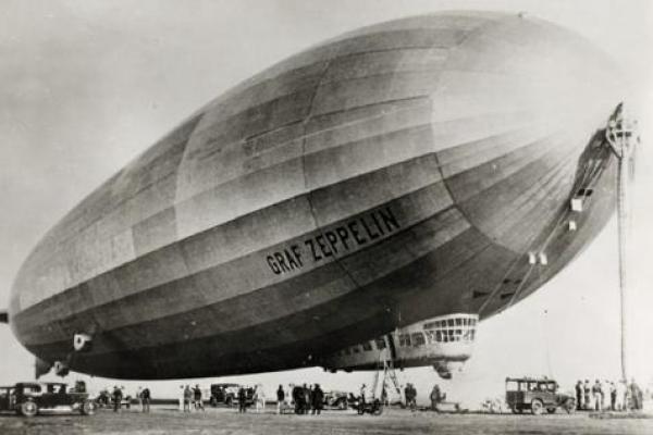 Pada 29 Agustus 1929, kapal udara Jerman, Graf Zeppelin, menyelesaikan penerbangan keliling dunia, dimulai dan berakhir di Stasiun Udara Angkatan Laut Lakehurst di New Jersey