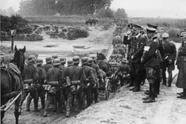 Pada 1 September 1939, setelah Jerman menginvasi Polandia, Inggris Raya dan Perancis melayani ultimatum pada Adolf Hitler tetapi diabaikan. Tanggal ini dianggap sebagai awal Perang Dunia II.
