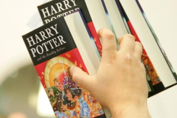 Para siswa di Sekolah Katolik St Edward di Nashville tidak akan lagi dapat melihat seri buku Harry Potter yang populer dari perpustakaan sekolah mereka