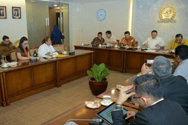 Ketua DPR RI Bambang Soesatyo menilai Peraturan Pemerintah No. 1 Tahun 2017 yang memuat ketentuan pelarangan ekspor bijih nikel kadar rendah dilakukan mulai tahun 2022 masih relevan diberlakukan.