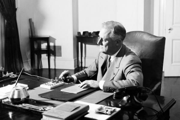 Pada 5 September 1939, Presiden Franklin D. Roosevelt menandatangani proklamasi yang menyatakan netralitas AS dalam Perang Dunia II