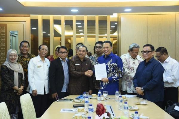 Ketua DPR RI Bambang Soesatyo meminta Presiden Joko Widodo mengingatkan Menteri Koperasi dan UKM, Anak Agung Gede Ngurah Puspayoga, untuk menghadiri Rapat Kerja dengan Komisi VI DPR RI pada 13 September 2019 untuk menyelesaikan pembahasan RUU Perkoperasian.