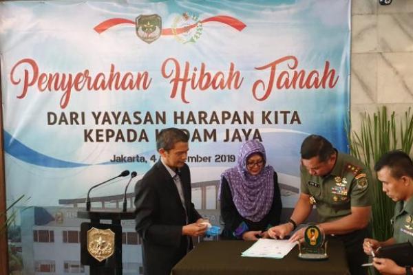Siti Hardijanti Rukmana menghibahkan tanah seluas 2,6 hektar untuk pembangunan Rumah Sakit Komando Daerah Militer Jakarta Raya (Kodam Jaya).
