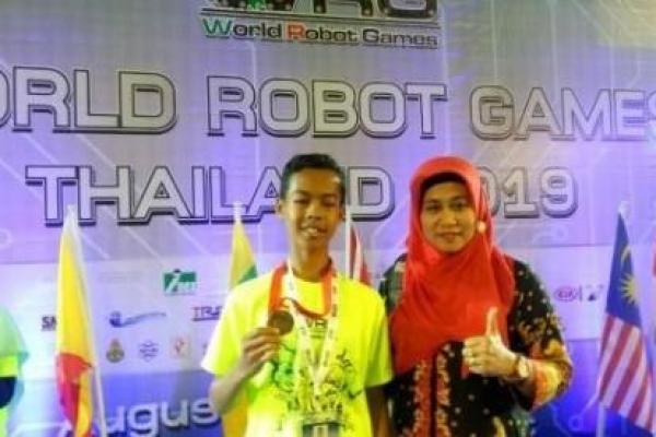Siswa Madrasah Tsanawiyah Negeri (MTsN) 8 Kalijambe, Sragen, M Miftahul Risqi, sukses meraih penghargaan performance award pada ajang World Robot Games