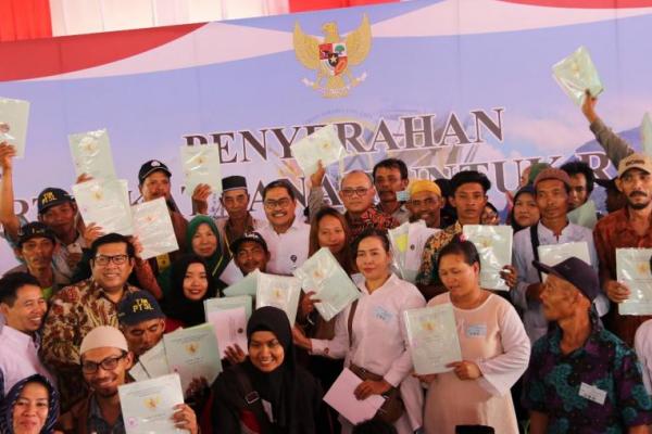 sertifikat yang diberikan untuk 345 bidang lahan transmigran tersebut berasal dari tiga Kabupaten yakni Kubu Raya 300 bidang, Ketapang 25 bidang dan Kayong Utara 20 bidang.