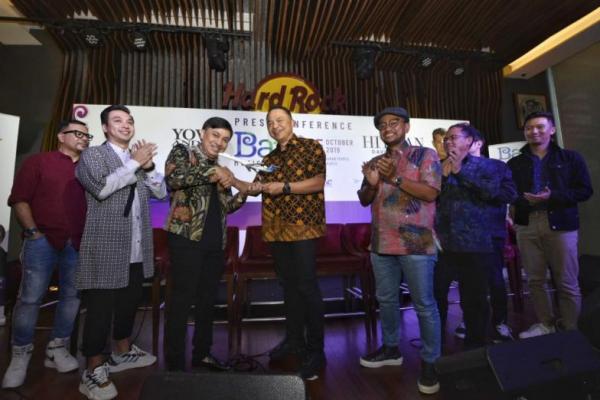 Musii dunia David Foster akan tampil di Batik Music Festival dengan mengenakan batik khas Indonesia. Seperti apa konsepnya?