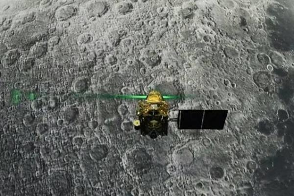 India kehilangan kontak dengan pesawat ruang angkasa tak berawaknya, tepat sebelum pesawat tersebut akan mendarat di Bulan pada Sabtu (7/9).