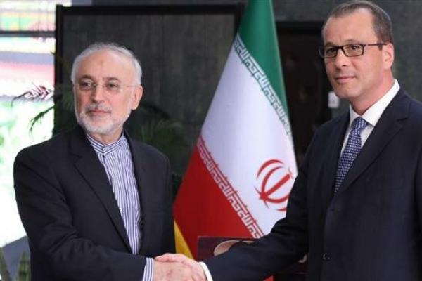 Sejak Mei, Iran menangguhkan sebagian dari komitmennya berdasarkan kesepakatan sebagai balasan atas penarikan Washington dan kegagalan Eropa melindungi Iran dari sengatan sanksi AS terhadap Iran.