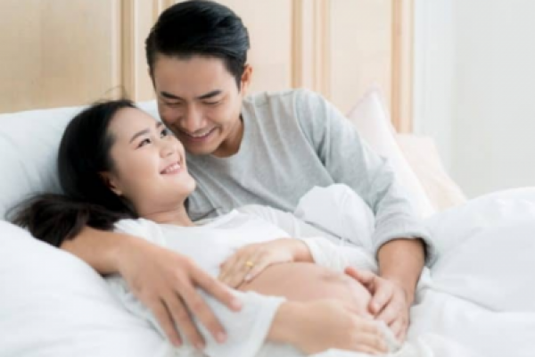 Seks saat hamil umumnya aman dan Anda boleh saja bercinta dengan pasangan kapan pun Anda mau, asal dokter sudah memberikan lampu hijau.