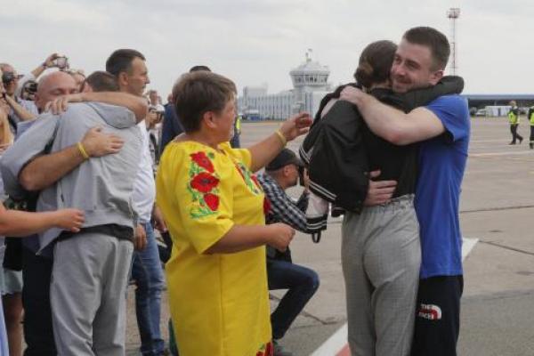 Para tahanan Ukraina tiba di Bandara Internasional Boryspil dan para tahanan Rusia datang ke Bandara Vnukovo.