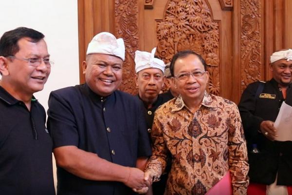 Gubernur Bali, Wayan Koster menerima berbagai aspirasi terkait rencana pembangunan Bandara Internasional Bali Utara dari perwakilan Desa Adat Kubutambahan, Buleleng, ke kediaman Gubernur Bali, Jayasabha, Denpasar, Minggu (8/9).