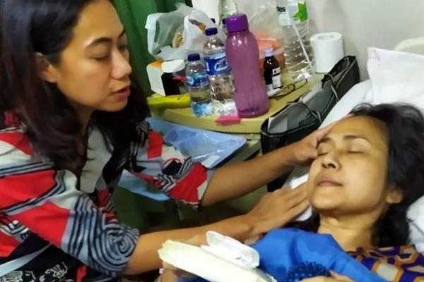 Ria Irawan sedang berjuang melawan penyakit kanker kelenjar getah bening yang bersarang di tubuhnya. Netizen dan artis berikan dukungan.