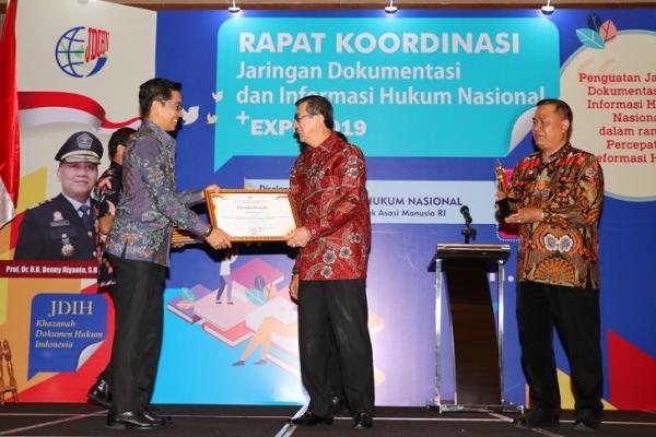 Pemerintah Provinsi Bali kembali meraih penghargaan atas penyelenggaraan pemerintahan dalam upaya memberikan pelayanan, khususnya dalam penyelenggaraan pemerintahan yang akuntabel dan transparan.