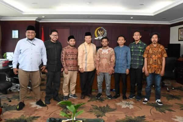 Wakil Ketua MPR RI Dr. H, M. Hidayat Nur Wahid menerima kunjungan delegasi Panitia Rapimnas II Kesatuan Aksi Mahasiswa Muslim Indonesia (KAMMI) Tahun 2019