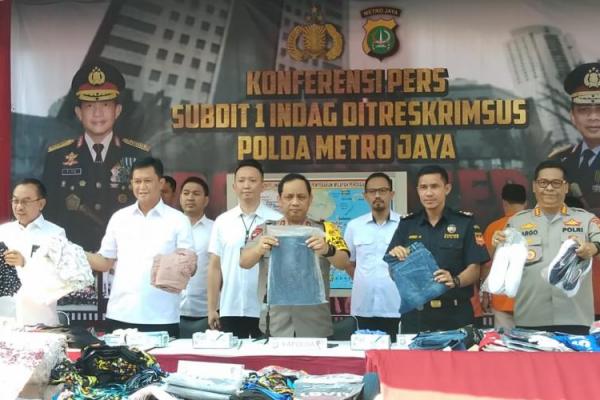 Sejumlah orang diringkus tim krimsus Polda Metro Jaya saat menyelundupkan barang tekstil dari China.