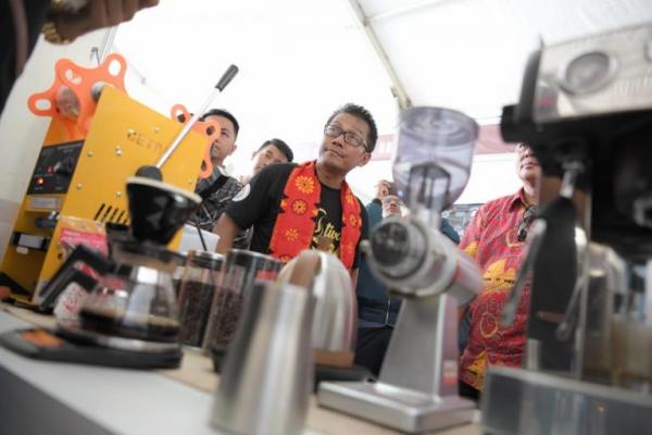 Ada 20 jenis kopi dari 20 daerah yang ditampilkan, cukup lengkap untuk mendorong generasi muda untuk belajar.