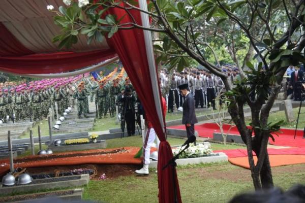 Presiden RI Joko Widodo menjadi inspektur upacara pemakaman Presiden ke-3 BJ Habibie.