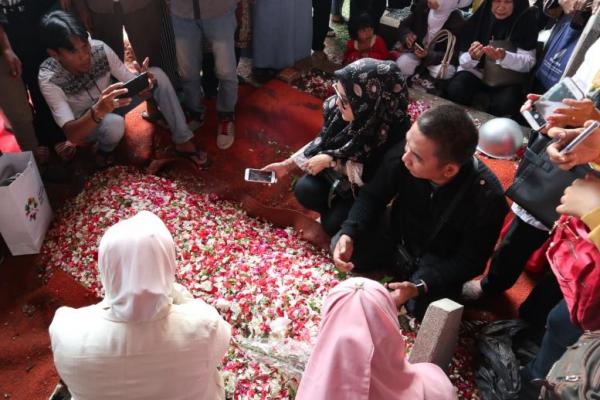 Baru tiga jam sejak Presiden ke-3 Republik Indonesia itu dikuburkan, makamnya malah dijadikan tempat berswafoto (selfie).