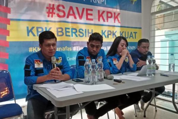 Upaya pemberantasan korupsi di Indonesia terus menuai perhatian semua kalangan. Sebagai bentuk pertanggungjawaban pada masyarakat, Tim Pengacara Muda KNPI turut menyatakan sikap mendukung KPK yang bersih dan kuat.