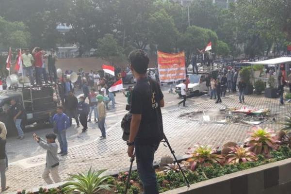 Sekelompok massa yang tergabung dalam Himpunan Aktivis Indonesia serta Aliansi Mahasiswa dan Pemuda Relawan NKRI menggelar aksi demonstrasi harus berujung bentrok dengan aparat sama kepolisian di Depan Gedung Merah Putih KPK.