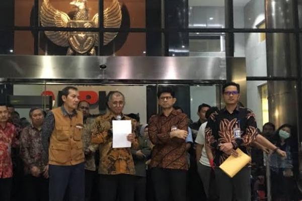Direktur Kantor Hukum dan HAM Lokataru Haris Azhar mengkritik langkah pimpinan KPK yang menyerahkan tanggung jawab pengelolaan lembaga antirasuah kepada Presiden Jokowi.