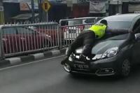 Viral Lagi, Polisi Nempel di Atas Kap Mesin Mobil