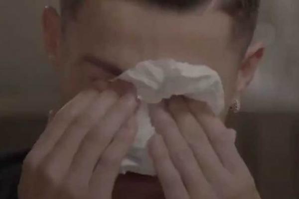 Pemain bintang Cristiano Ronaldo (CR7) tak kuasa menahan air matanya saat menyaksikan video mendiang sang ayah