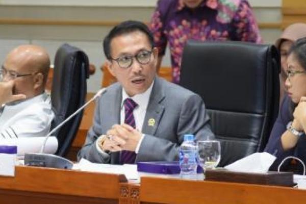 Komisi III DPR menyerahkan sepenuhnya kepada Presiden Jokowi terkait rencana penerbitan peraturan Pemerintah pengganti Undang-Undang (Perppu) KPK.