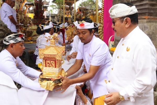 Disela-sela kesibukannya, Wakil Gubernur Bali Cok Ace berkesempatan Ngayah Nyolahang Topeng Sidakarya pada upacara Karya Agung Mamungkah Mupuk Pedagingan.
