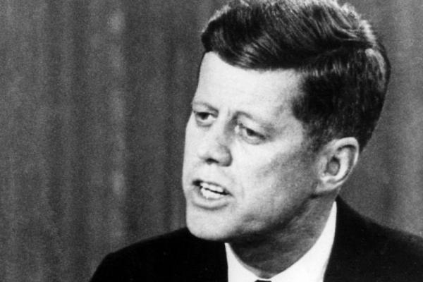 Pada 20 September 1963, Presiden John F. Kennedy mengusulkan usaha patungan antara Amerika Serikat dan Rusia untuk mencapai bulan.