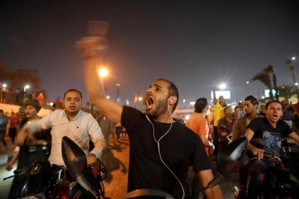 Protes kecil juga diadakan di Alexandria di pantai Mediterania, Suez di Laut Merah serta kota tekstil Delta Nil Mahalla el-Kubra, sekitar 70 mil utara Kairo