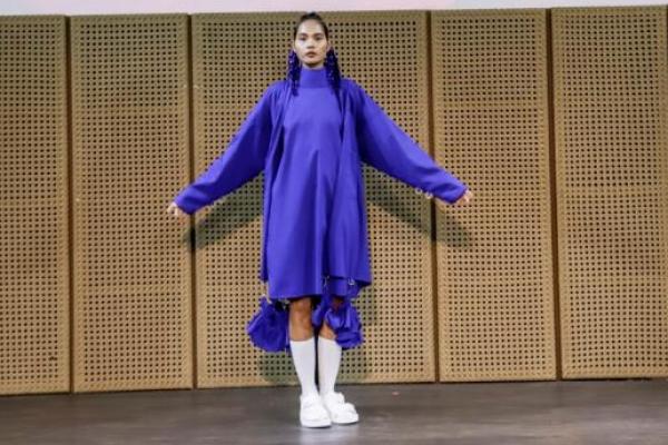 Desainer muda berbakat, Risa Maharani kembali tampil di ajang fashion show skala internasional.