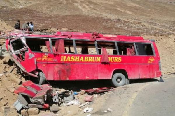 Sebuah bus menabrak gunung di Babusar Pass, yang merupakan wilayah India yang dikelola Pakisyan menewaskan puluhan orang