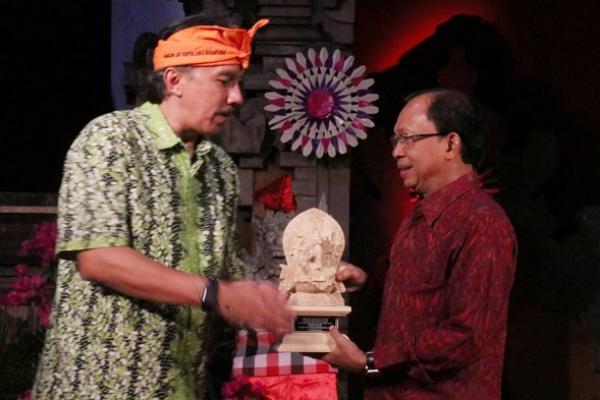 Ikatan Alumni ITB mendaulat Gubernur Bali untuk  menerima Ganesha Yasa Kerthi Utama, sebuah penghargaan yang diberikan kepada alumni ITB atas dedikasinya kepada negara dengan menjabat sebagai kepala daerah.