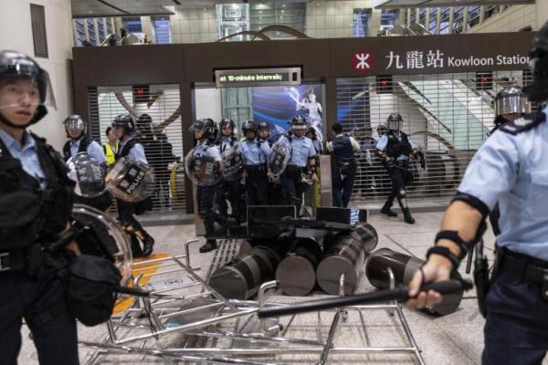 Para demonstran pro-demokrasi di Hong Kong bentrok dengan polisi di salah satu pusat perbelanjaan terbesar di pulau itu 